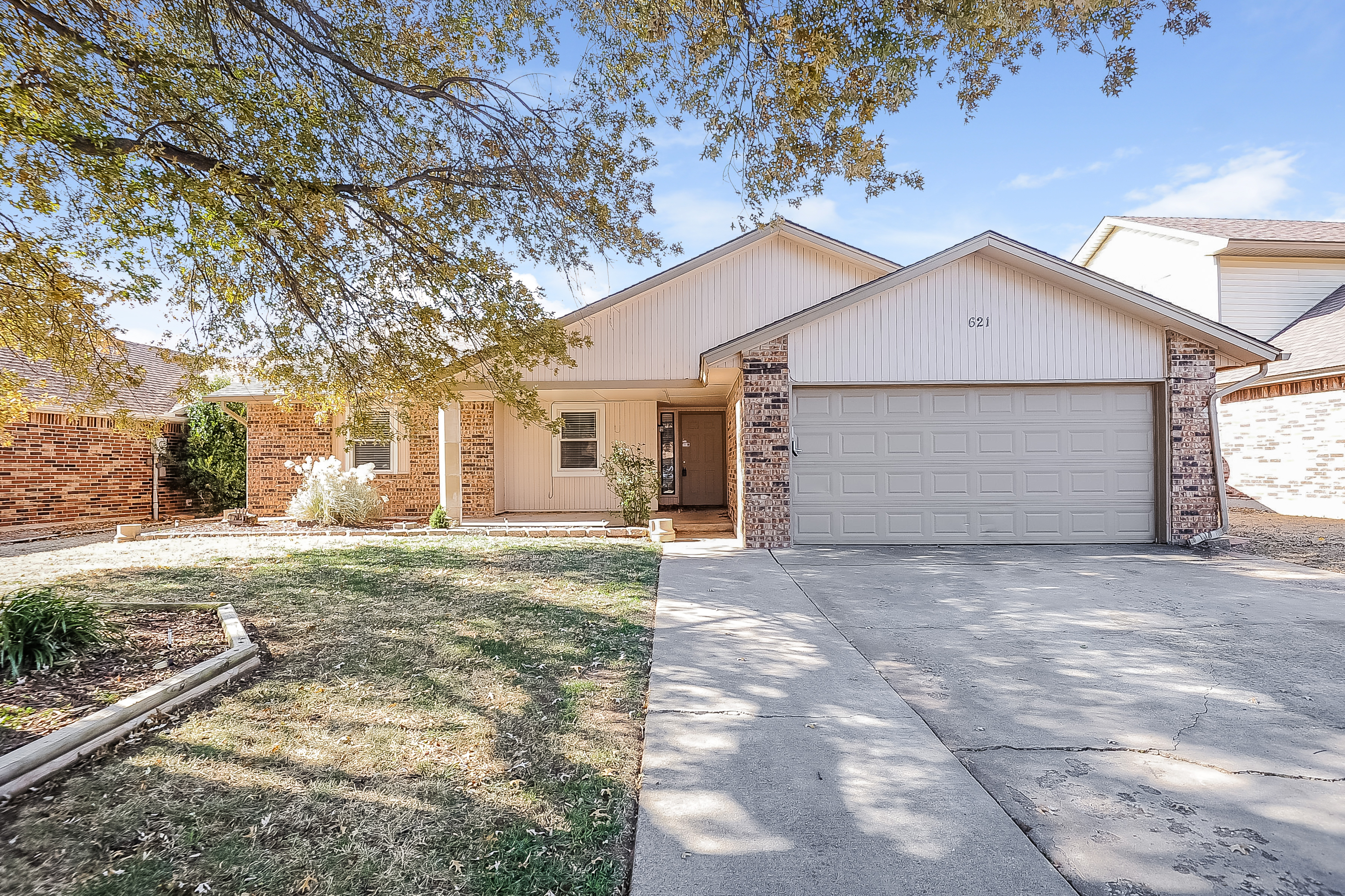 621 S Willowood Dr Yukon, OK 73099